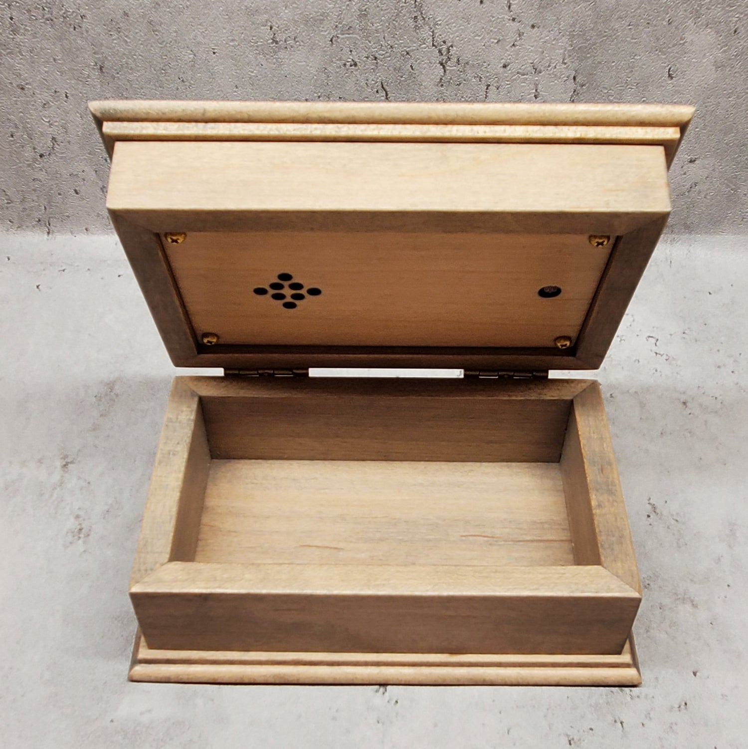 wooden jewelry box with a music player built in under the lid, choose your song, music box shop, music box attic, simplycoolgifts 