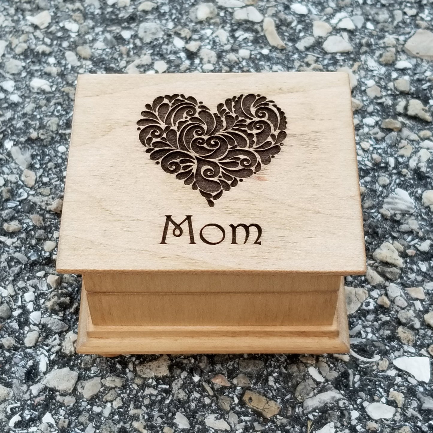 Music box with a heart and Mom engraved on top, choose color and song, You are my sunshine, What a wonderful world, Wind beneath my wings, You light up my life