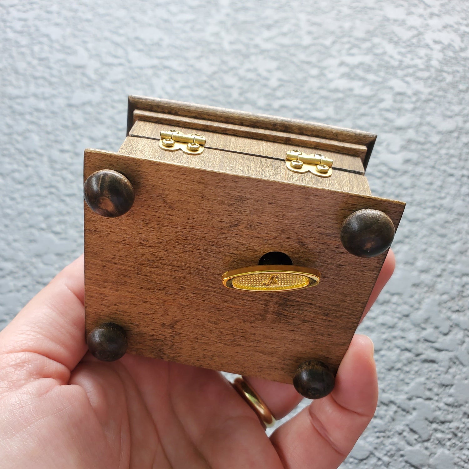 music box bottom side showing feet and wind up key
