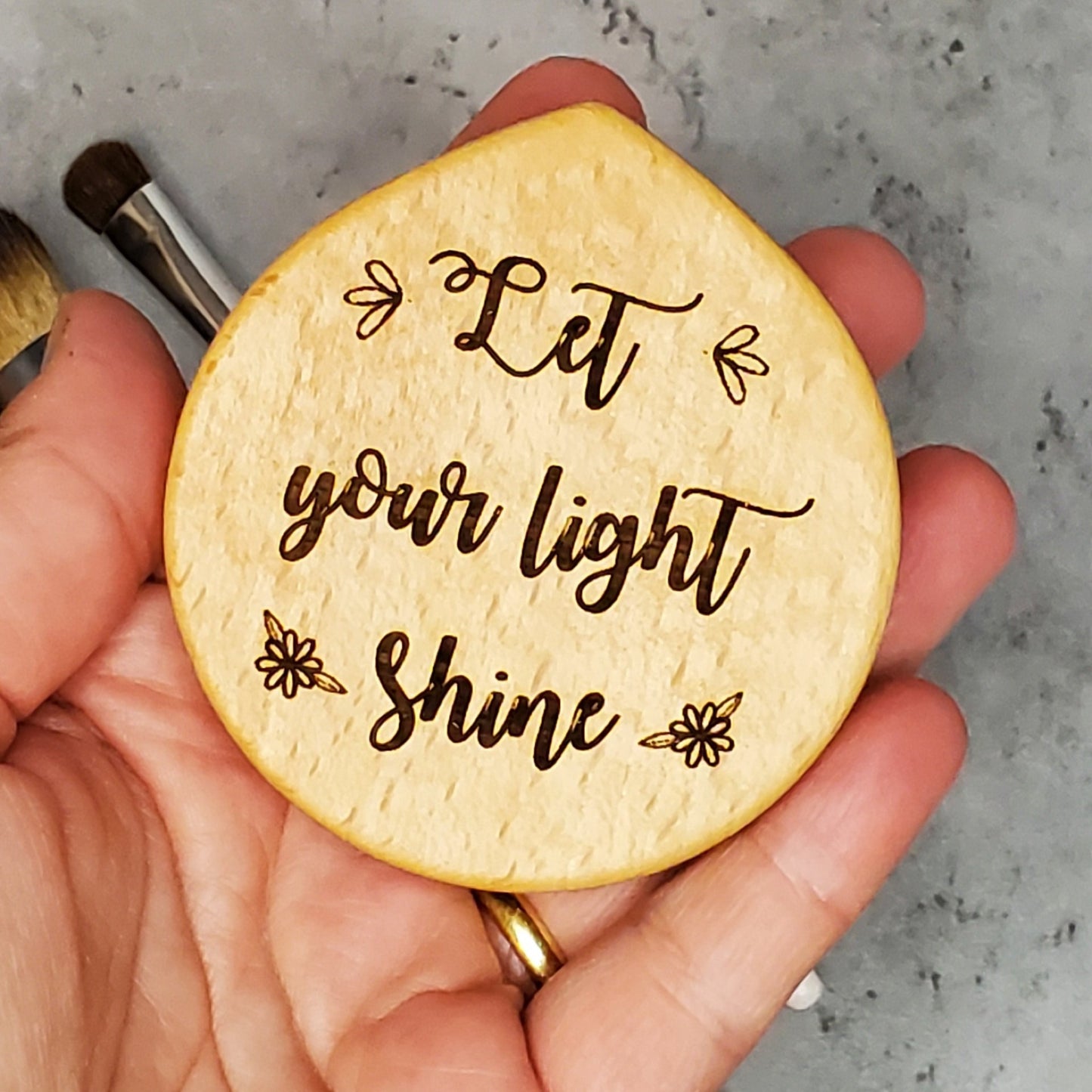 Compact mirror engraved front side with a positive quote