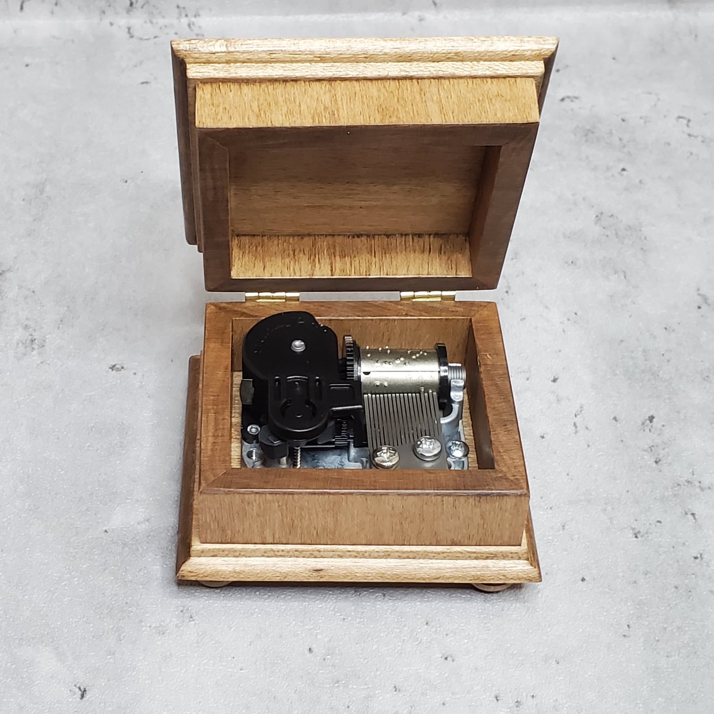 music box open lid
